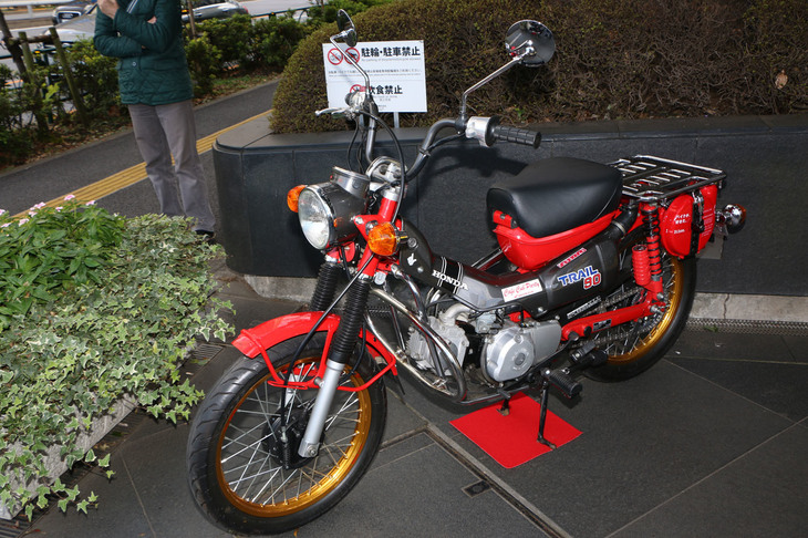 1966年登場の「CT90“トレイル90”」は、山岳地での使用を想定したオフロードタイプのカブ。後輪側のタンクは補助燃料用。