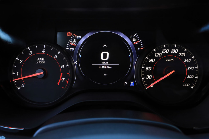 メータークラスターは、速度計とエンジン回転計に8インチのインフォメーションディスプレイの組み合わせ。ディスプレイのデザインには、写真のように未来的な意匠も用意されている。