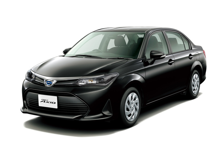 トヨタは2025年2月14日、「カローラ アクシオ」（写真）および「カローラ フィールダー」、「トヨタ教習車」（カローラ アクシオベース）について、2025年10月末をもって生産を終了すると発表した。現行型アクシオとフィールダーのデビューは2012年で、2018年に「カローラ スポーツ」を皮切りに12代目カローラが登場した後も生産が続けられている。