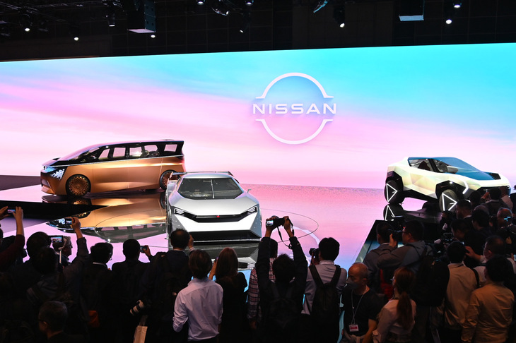 ステージ上の3台のコンセプトモデル。写真向かって右から「ハイパーパンク」「ハイパーフォース」「ハイパーツアラー」。