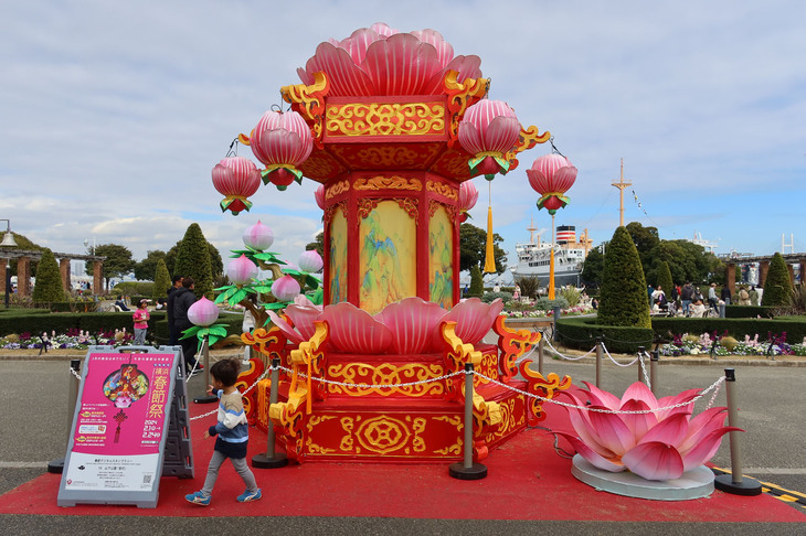 中華街のある横浜はこの時期、春節祭の真っ最中。試乗当日の山下公園でも、さまざまな飾りつけや演舞が目を楽しませてくれた。