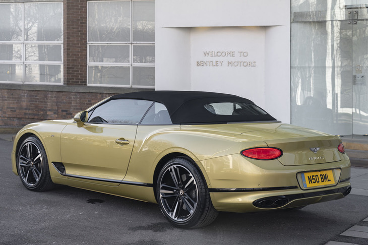 ファブリックルーフを閉じた様子。トップはブラック（写真）やツイード生地素材のものを含む、全7タイプが用意されている。