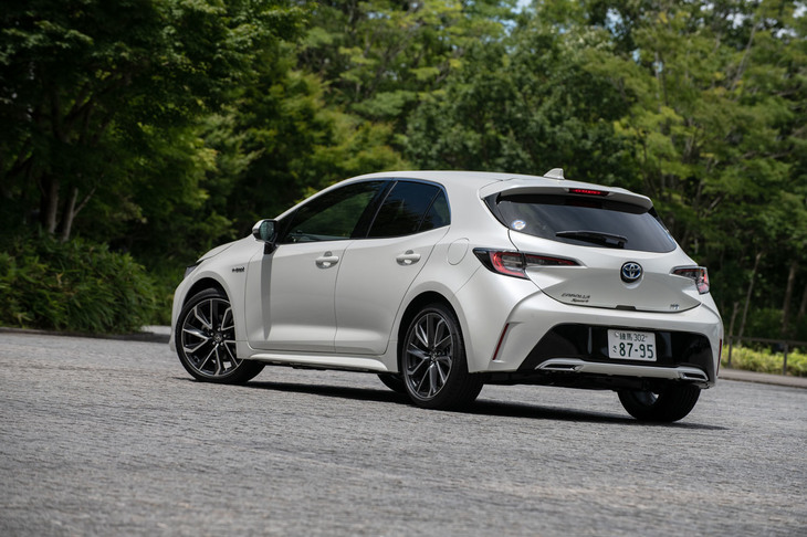 ボリューム感のあるバンパーが特徴的なリアビューは、ラグビーボールをイメージしてデザインされたもの。