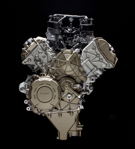 新開発のV4エンジンには、MotoGPで培った技術が生かされている。排気量は1103ccで、ストロークはMotoGPマシンよりも長くなっている。