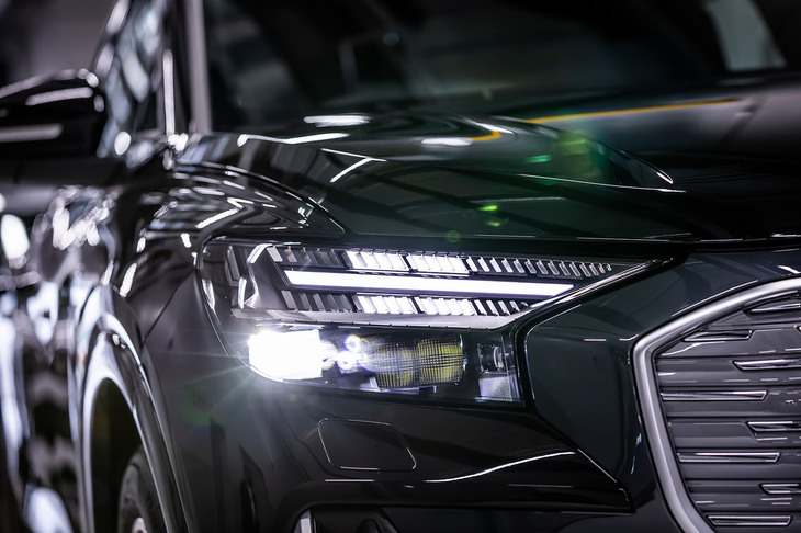 どの部分を点灯させるかを、4通りから任意に選ぶことができる「デジタルデイタイムランニングライト」を搭載。周囲の環境を検知し、照射範囲や角度を自動調整する「マトリクスLEDヘッドランプ＋ダイナミックターンインディケーター」が「アドバンスト」以上のグレードに標準で装備される。