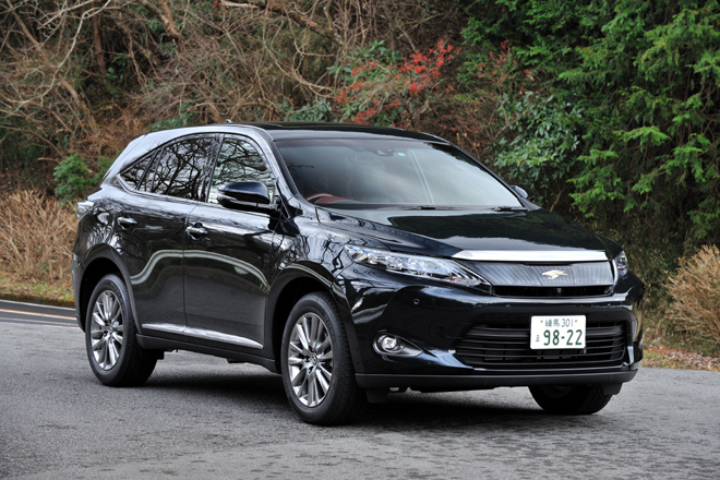 トヨタ・ハリアー プレミアム“アドバンストパッケージ”
    ボディーサイズ：全長×全幅×全高＝4720×1835×1690mm／ホイールベース：2660mm／車重：1640kg／駆動方式：FF／エンジン：2リッター直4 DOHC 16バルブ／トランスミッション：CVT／最高出力：151ps/6100rpm／最大トルク：19.7kgm/3800rpm／タイヤ：（前）235/55R18 （後）235/55R18／価格：360万円