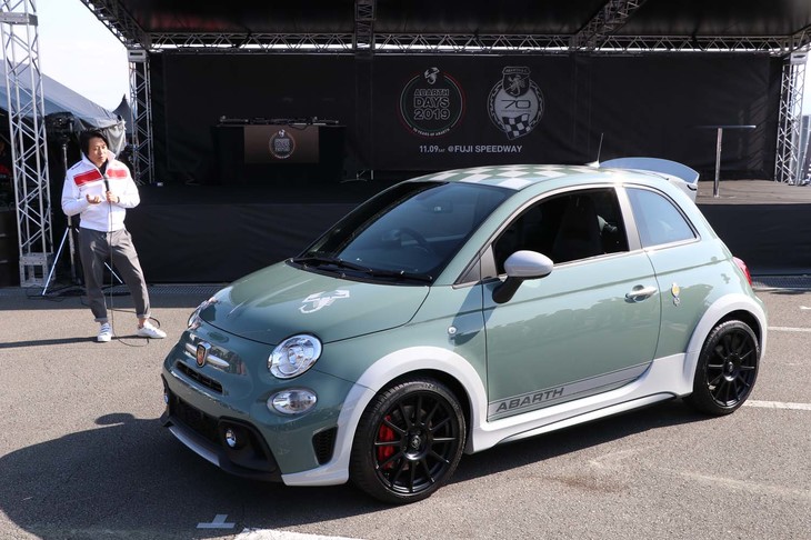 イベント当日に日本初披露されたアバルト70周年記念限定車「アバルト695 70°Anniversario」。グリーンのボディーカラーは、カルロ・アバルトが最初にチューニングしたマシンに由来するもの。世界限定台数1949台のうち、200台が日本導入の予定だ。