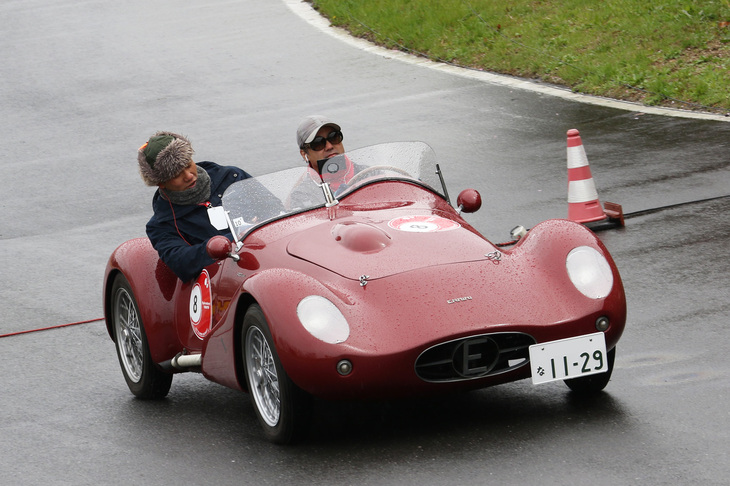 1948年「エルミニ1100スポルト」。PC競技はコード状の計測センサーをタイヤで踏むことから俗に「線踏み」と呼ばれる。そのためコドライバーは、線を踏むタイミングを正確に見極めてドライバーに伝えるべく身を乗り出している。