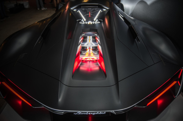 「テルツォ ミレニオ」はランボルギーニ車でおなじみのリアミドに搭載されるエンジンの代わりに、4輪それぞれに独立したモーターを備えるインホイールモーター方式を採用している。