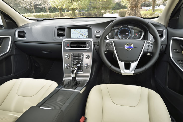 「S60 T3 SE」にはエンジンスタート／ストップ機能やECO＋モード（省燃費走行モード）などが標準で備わる。なお、T3 SEの導入に伴い、従来の「T4 SE」と「T4 R-DESIGN」は廃止された。