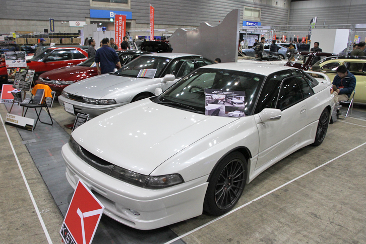 「スバル・アルシオーネSVX」を常時50台以上在庫するという専門店のK・STAFF。手前のブリスターフェンダー仕様の白いモデルはショップオリジナルという。