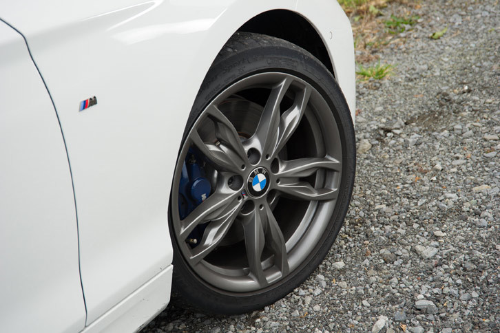 足元にはダブル5スポークの18インチアルミホイールが装備される。タイヤサイズは前が225/40ZR18、後ろが245/35ZR18。