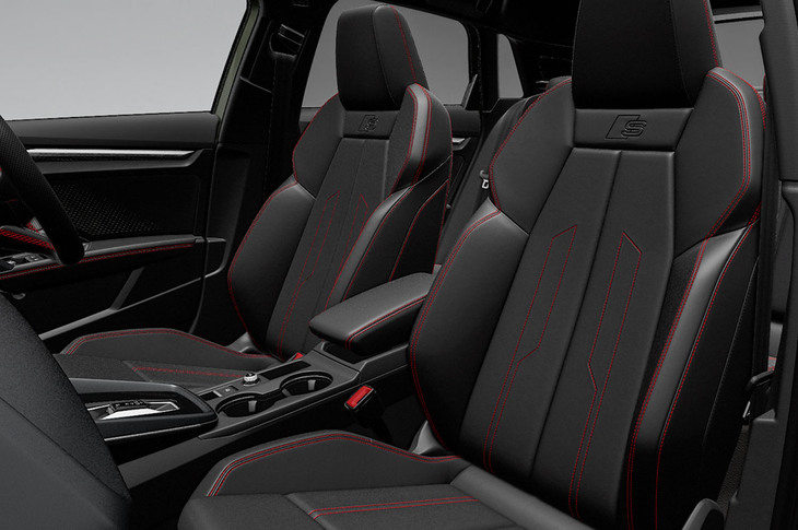 「Sライン」をベースとした「ファーストエディション」のインテリア。レッドステッチをプラスしたパーシャルレザーを含む「Sライン プラスパッケージ」が採用される。