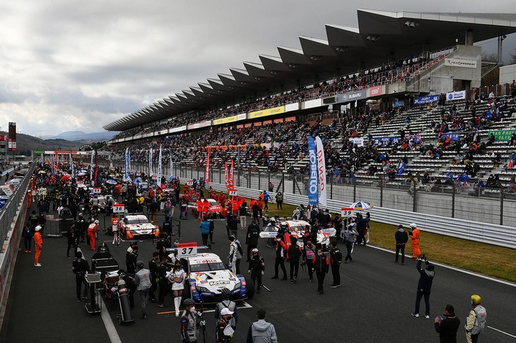 モータースポーツの将来性は、モータースポーツというものに人々がどれだけ接することができるかにかかっている。写真は富士スピードウェイで開催された、SUPER GT 2021の最終戦におけるワンシーン。