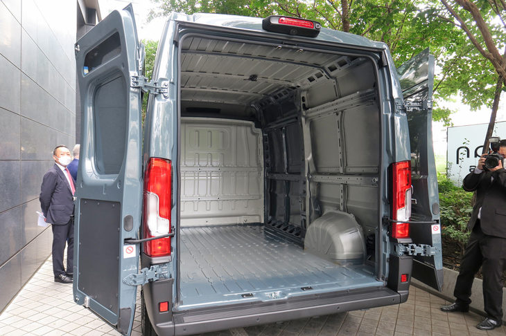 キャビンスペースはご覧の広さ。最大積載量は展示車の「L2H2」で1300kgとされている。