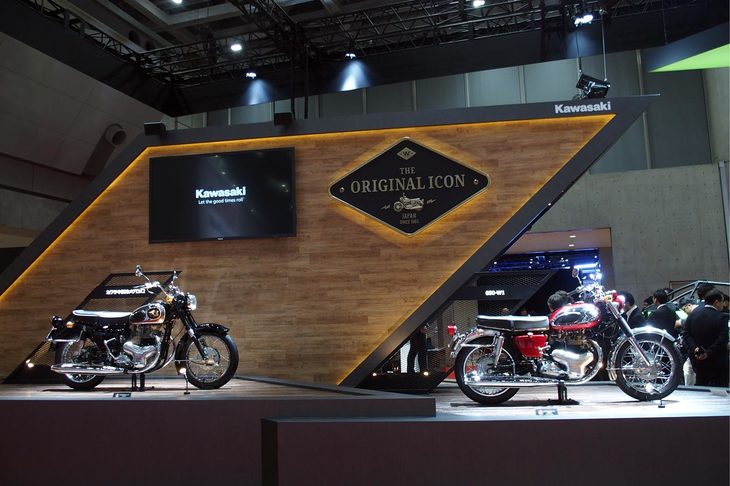 「カワサキ500メグロK2」（右）と「650-W1」（左）。