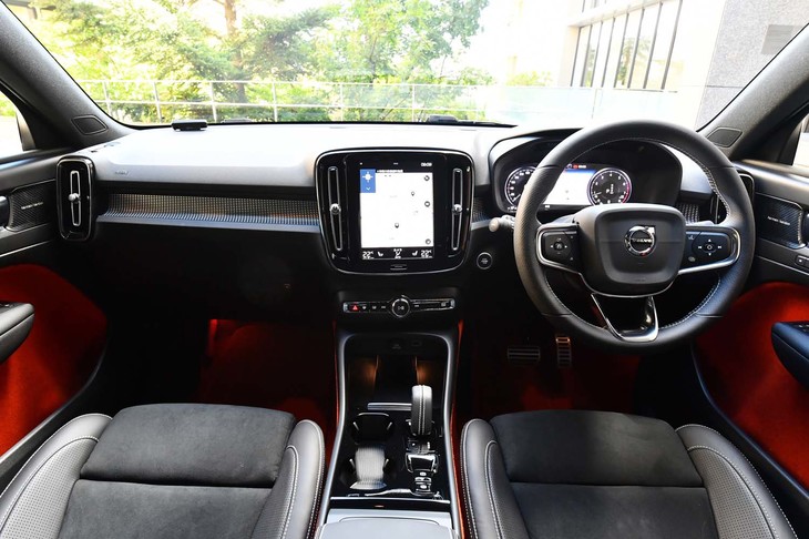 縦型の9インチディスプレイを中央に据えたインテリア。全体的にシンプルな造形で、良好な視界が確保されている。