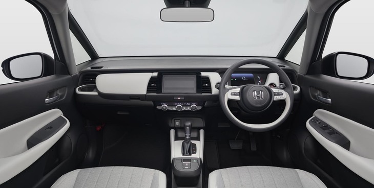 メーターバイザーを廃した、フラットなダッシュボード。前方視界のよさは、新型「フィット」のセリングポイントのひとつとなっている。