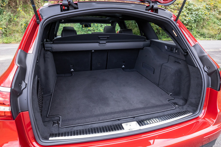 後部座席を使用する通常時の荷室容量は640リッター。運転席や電子キーのスイッチで開閉が自動で行える「イージーパック自動開閉テールゲート」を標準装備している。