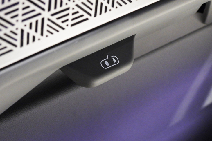 BMW i7 M70 xDrive（リアドアオープンスイッチ）