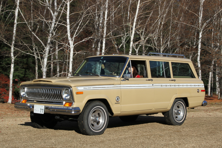 女性オーナーがさっそうと駆ってやってきた「ジープ・チェロキー」。チェロキーは1974年に「ジープ・ワゴニア」の2ドア版として登場、1977年に4ドアも加えられた。