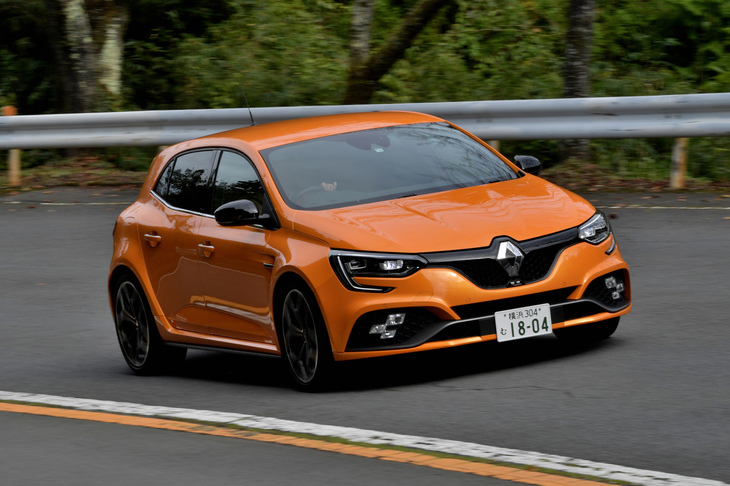 日本仕様の「メガーヌ ルノー・スポール」は、「スポールシャシー」と呼ばれる比較的ソフトな足まわりを採用。本国にはよりハードな「カップシャシー」も存在する。