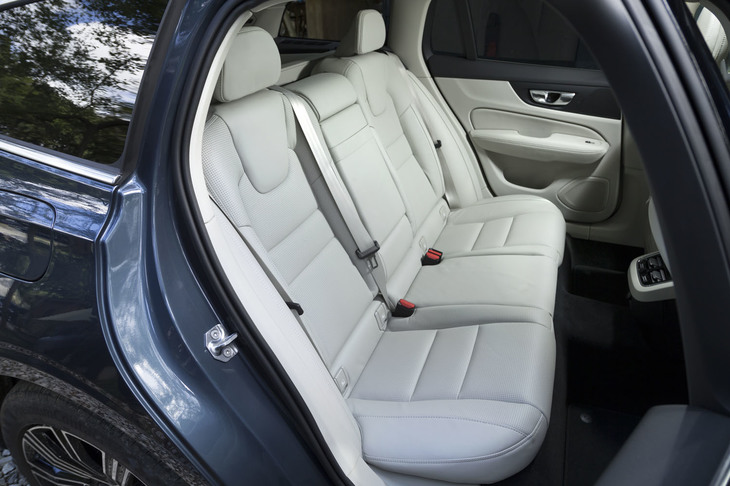 後席の居住性は大幅にアップ。ニークリアランスは先代「V60」のみならず「V70」よりも拡大された。