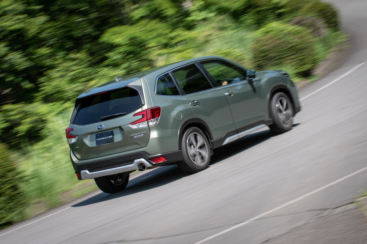 続いては電動パワーユニット「e-BOXER」を搭載した「アドバンス」に乗る。ドライブフィールは、2.5リッターエンジン搭載モデルよりもスポーティーに感じられた。