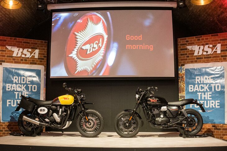 発表会の会場より、壇上に飾られた「BSAバンタム350」（写真右）と「スクランブラー650」（同左）。