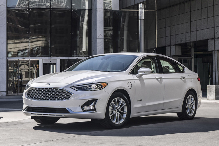 現在の米フォードの再量販セダンである「フュージョン」。「トヨタ・カムリ」や「ホンダ・アコード」などと市場を争うミッドサイズのセダンだが、ヨーロッパなどほかの地域では「モンデオ」を名乗っている。
