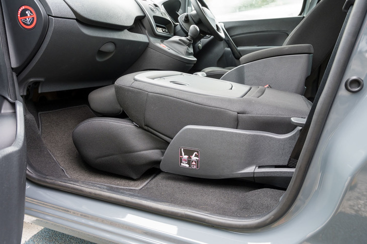 助手席は可倒機構付きで、後席も倒せば長尺物の積載も可能。操作は簡単で、ヘッドレストを外すといった手間も不要である。