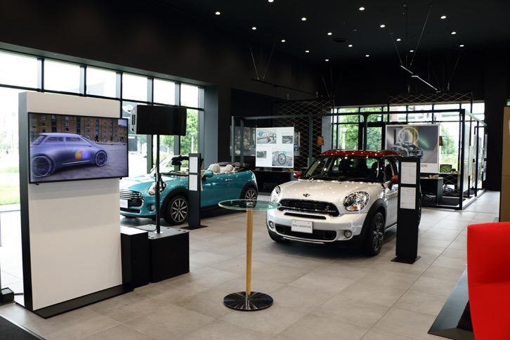 MINIのショールームは、正面エントランスの位置するセンター棟をはさみ、BMWショールームの向かい側に位置している。