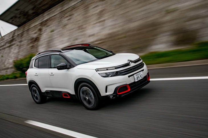 一般道ではフワフワとした上下動とともに走る「C5エアクロスSUV」だが、高速道路で速度が高まるに連れてフラット感が増してくる。