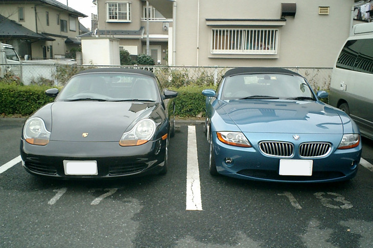 筆者は過去に初代「ボクスター」（写真左）も所有。右はボクスターから乗り換えた「BMW Z4」。