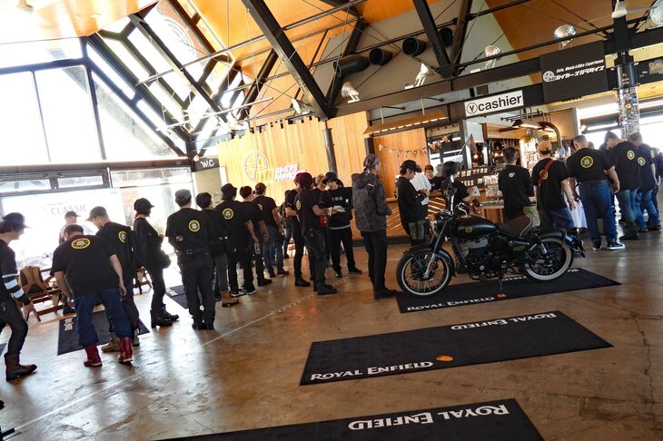 開始時間を繰り上げたというのに、あまりの参加者の数に、受け付けには長蛇の列が。