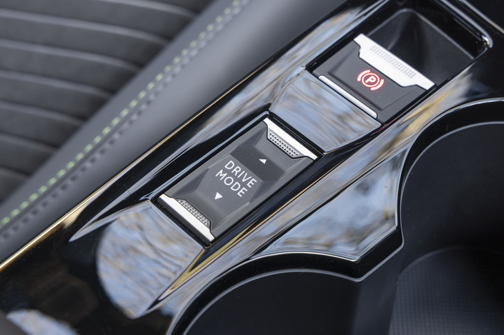 ドライブモードは「エコ」「ノーマル」「スポーツ」の3種類。ブレーキをつまんだり放したりすることで悪路走破性を高める「グリップコントロール」機能がなくなっている。