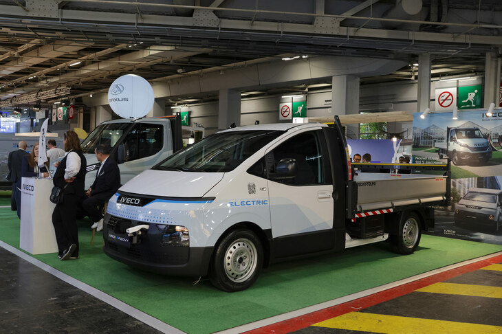 イヴェコの小型商用EV「eムーヴィー」。どこか「マッキナあらモーダ！ 第876回」で紹介した「ヒョンデ・スターリア」に似ていると思ったら、スターリアのトラック版「ST1」の姉妹車であった。