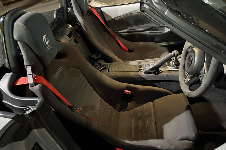 「マツダ スピリット レーシング・ロードスター12R」には、レカロ製のフルバケットシートが標準で装備される。サーキット走行用に6点式シートベルトも装着できる。