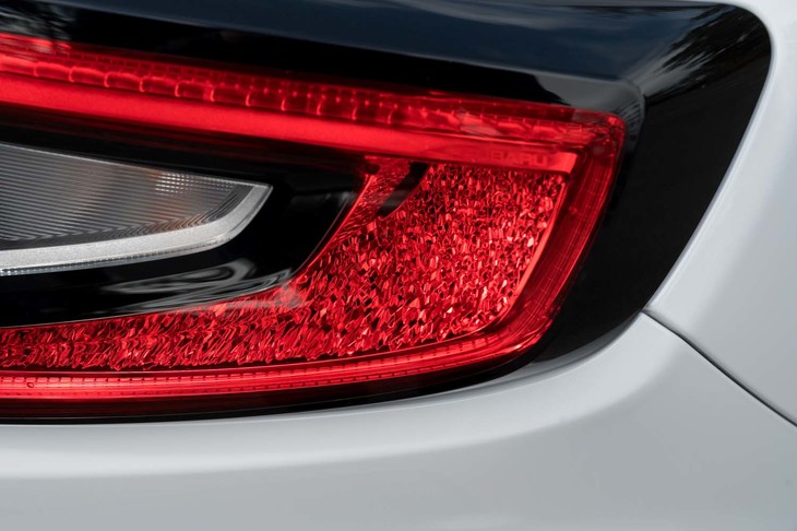 リアコンビランプのインナーレンズは割れたガラスを散らしたようなデザインになっている。