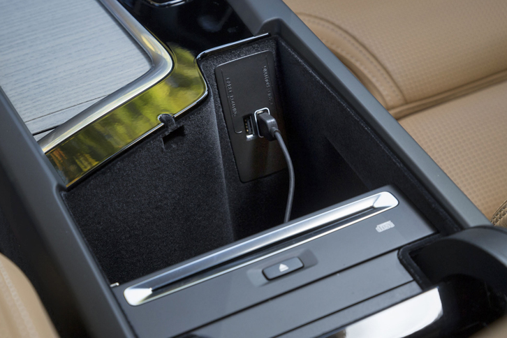 前席のアームレストの下に、モバイル端末の充電やデータ送信をするためのUSBコネクターが用意される。