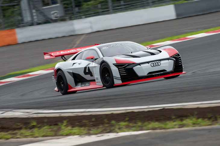 「アウディe-tron Vision Gran Turismo」のデモラン（同乗は不可）も行われた。プレイステーション4用ゲームソフト『グランツーリスモSPORT』に登場する架空のクルマを、アウディがワンオフカーとして実際に製造したものだ。