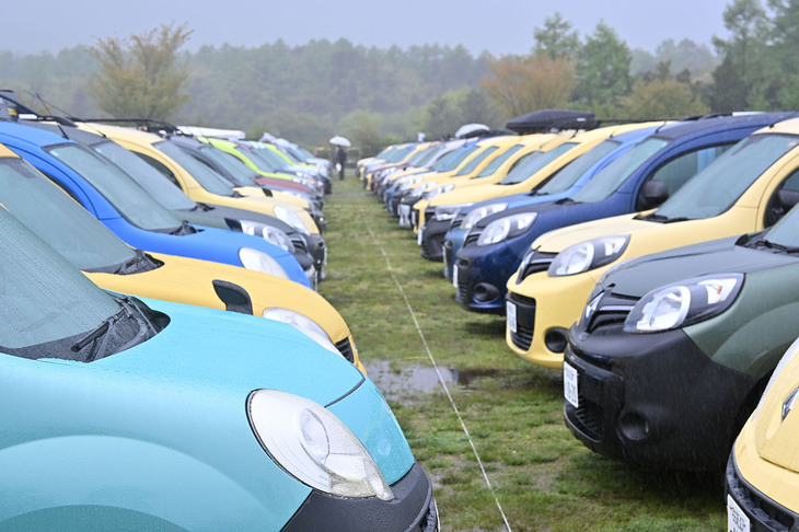 「ルノー カングー ジャンボリー2025」に集まった色とりどりの「ルノー・カングー」。