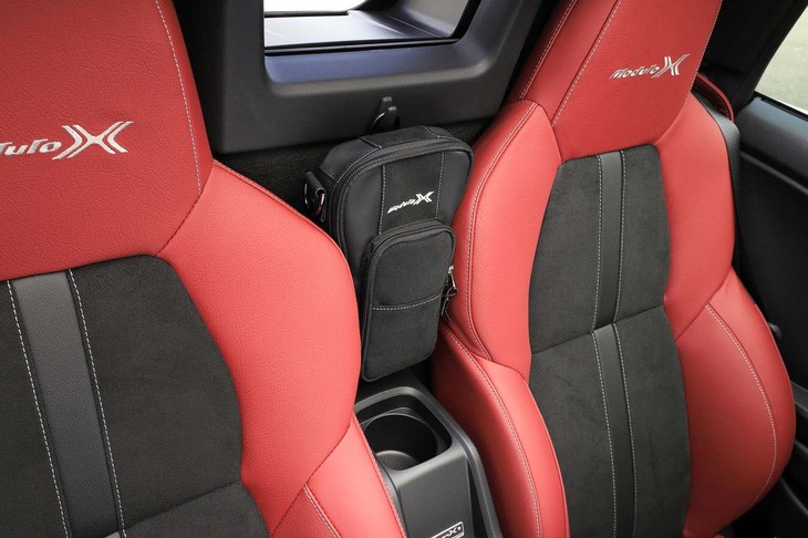 左右のシート間におさまる「Modulo X」ロゴ入りの専用シートセンターバッグは、「バージョンZ」の特別装備のひとつ。ロゴマークのないものは、2万7500円のオプションとして個別に販売されている。