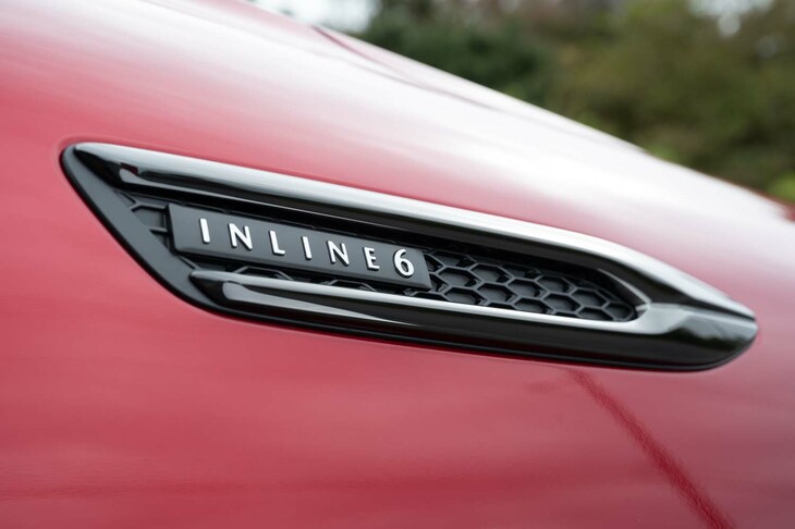 フロントフェンダーには直6エンジン搭載車であることを示す「INLINE6」のバッジが付いている（4気筒モデルには「INLINE4」バッジは付かない）。