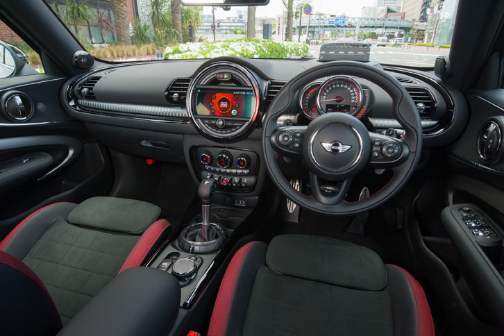 インテリアもレーシーな仕立て。「John Cooper Works」のロゴが入ったシフトパドル付きスポーツステアリングや、表面にステンレス仕上げが施されたペダルが標準装備される。
