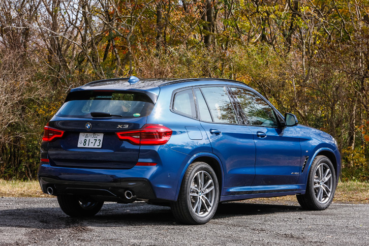 L字型のLEDテールライトが印象的なリアビュー。