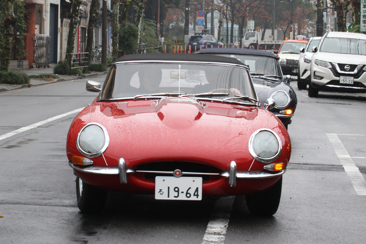 2台そろってやってきた1964年「ジャガーEタイプ ロードスター」。