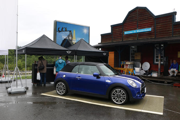 MINIの展示スペースでは、2018年5月に改良を受けたばかりの新型「クーパーS コンバーチブル」を紹介。もちろんMINIも試乗体験が可能だった。
