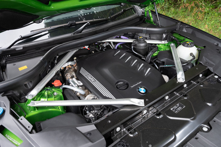 パワーユニットは最高出力340PSの3リッター直6ディーゼルターボエンジンと48Vマイルドハイブリッド機構の組み合わせ。燃費はWLTCモードで12.1km/リッターとされている。