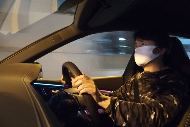 「コンフォート」モードを選択し、首都高を流す。まわりに合わせて走る程度であれば、このSUVが600PSを誇る怪物だとは思えないほど快適だ。